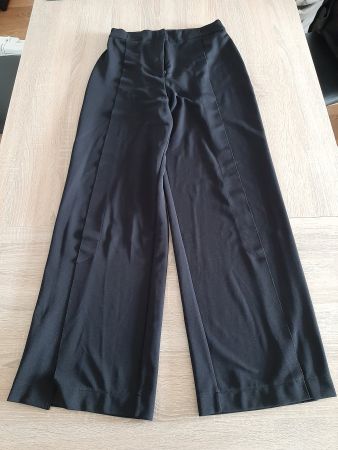 Schwarz Hose mit breitem Schnitt unten,Wade offen Gr. L ZARA