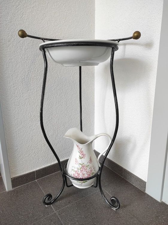 Ständer mit Waschschüssel und Krug Kaufen auf Ricardo