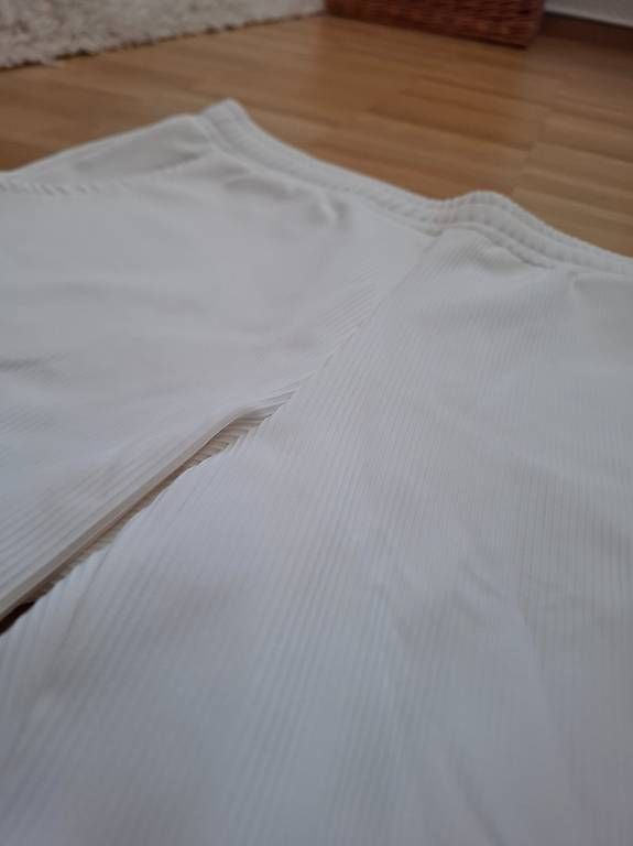 Pantaloni: Shorts YANGSTER  – Usato da Niederuzwil venduto da Liberatopixel 4