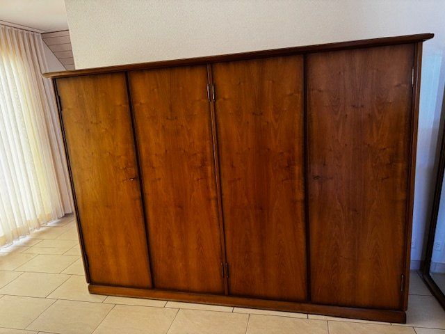 Schränke: Schrank mit Kommode und 2 Tische – Gebraucht aus Oetwil a.d. Limmat von AGraf71