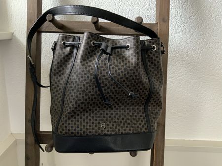 AIGNER Beuteltasche / Bucket Bag - Zeitloser Klassiker!