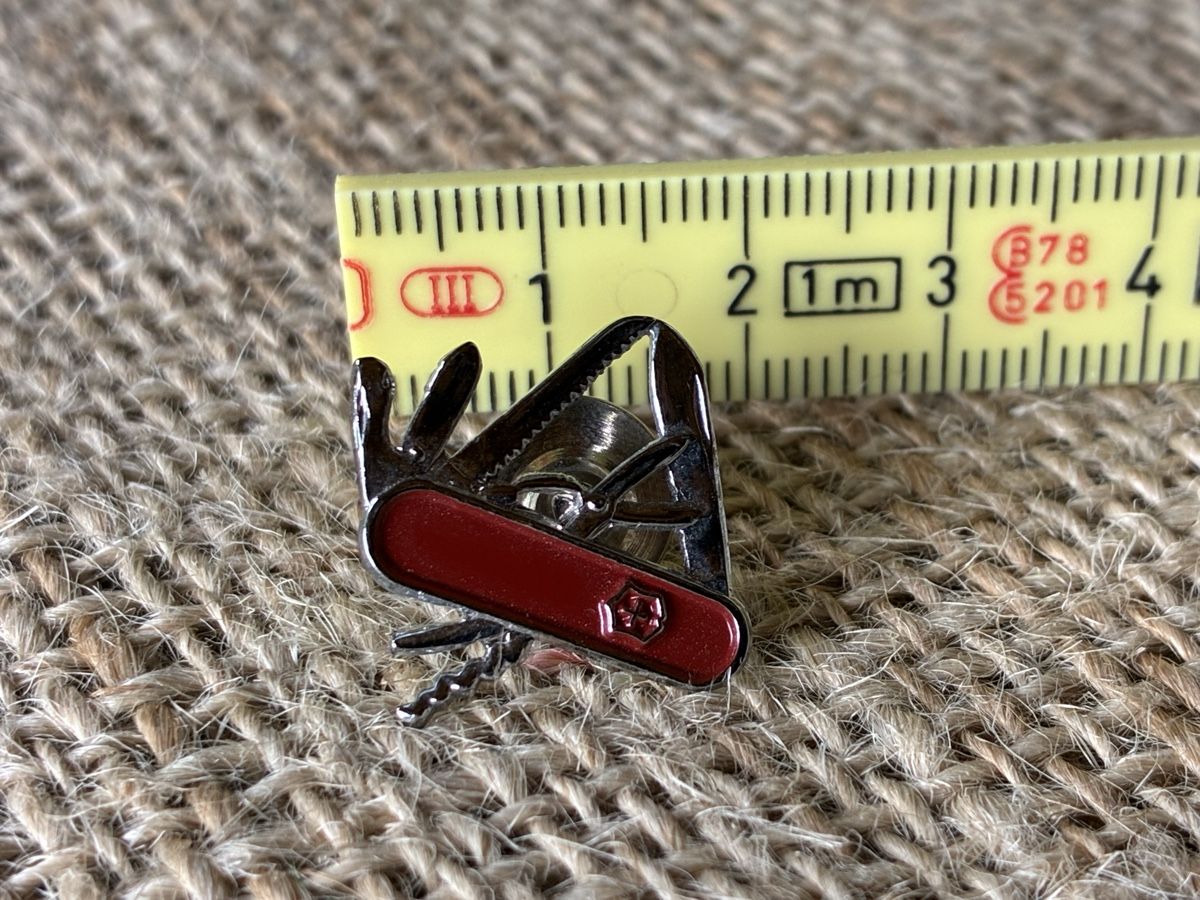Plaketten & Abzeichen: Pin Set -  Postauto, Tinguely Briefmarke, Taschenmesser – Gebraucht aus Ebnat-Kappel von ponyhales 2