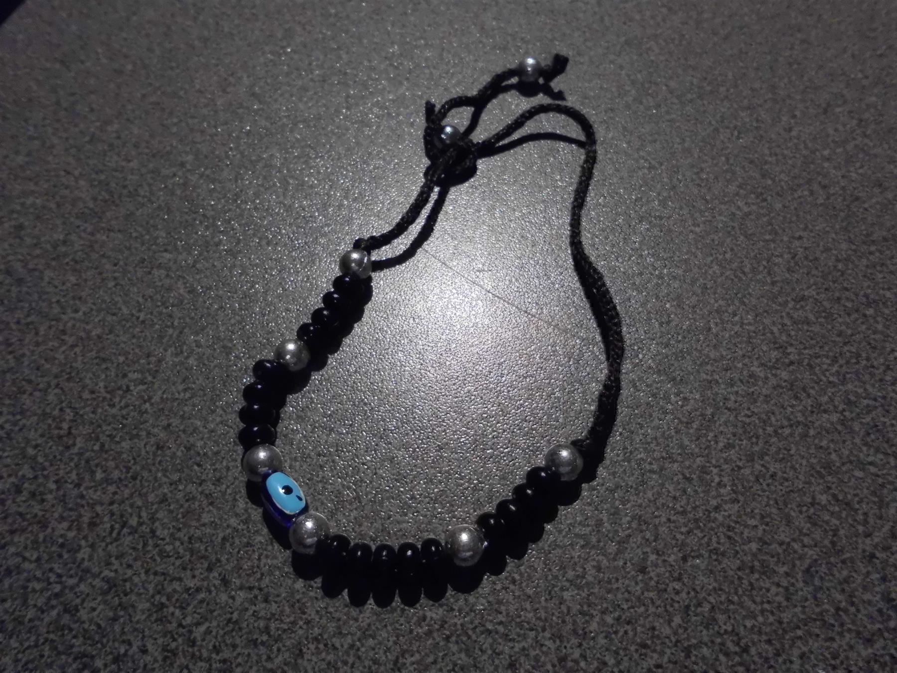 Armbänder & -reifen: Bändeli schwarz/silbrige Perlen – Gebraucht aus Zürich von Motzkuh