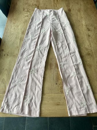 Elegante Sommerhose mit Stickerei, Gr. 34