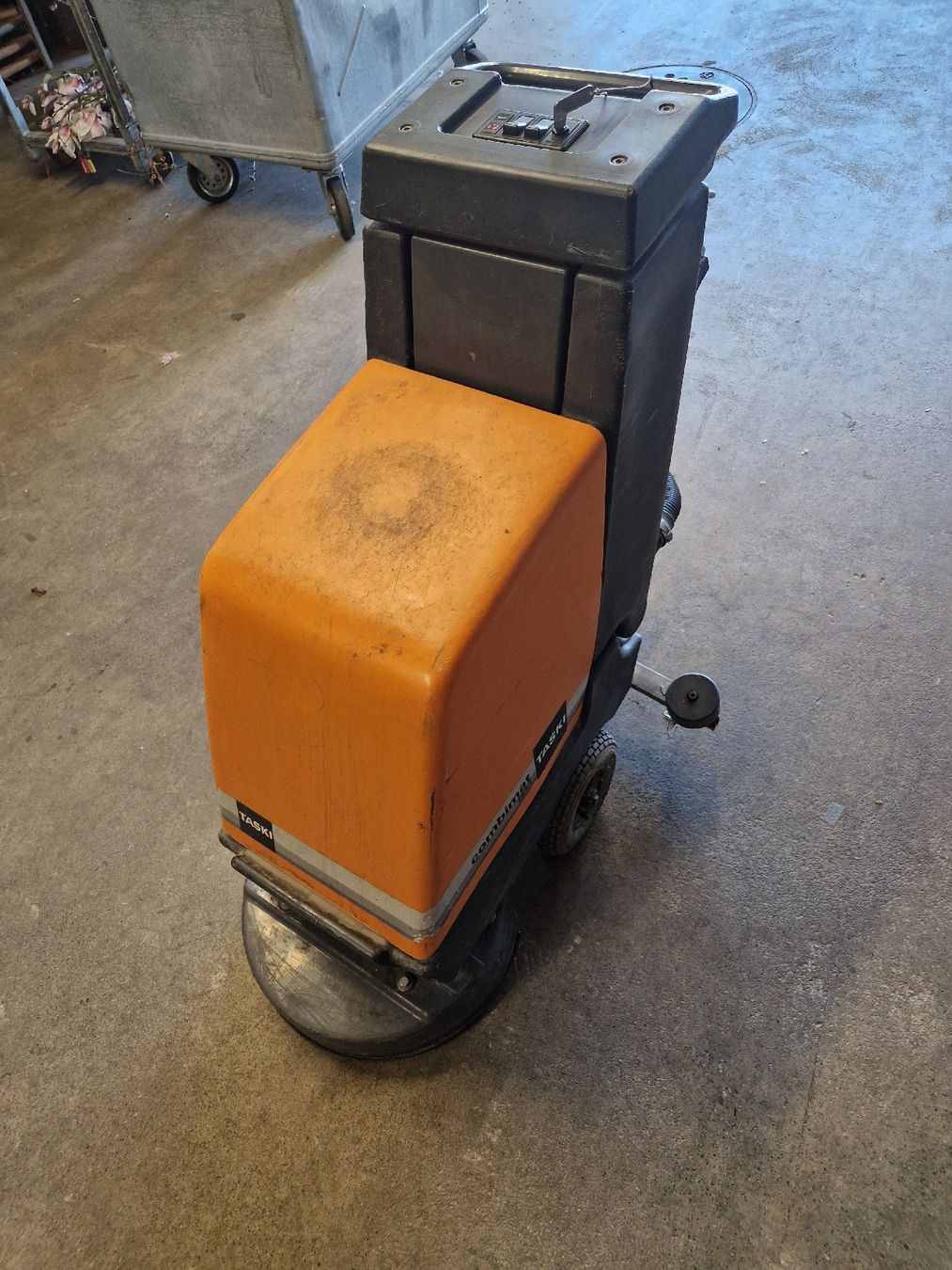 Tutte le macchine: Putzmaschine TASKI combimat 600 – Difettoso da Grosswangen venduto da lar_9lz7 2