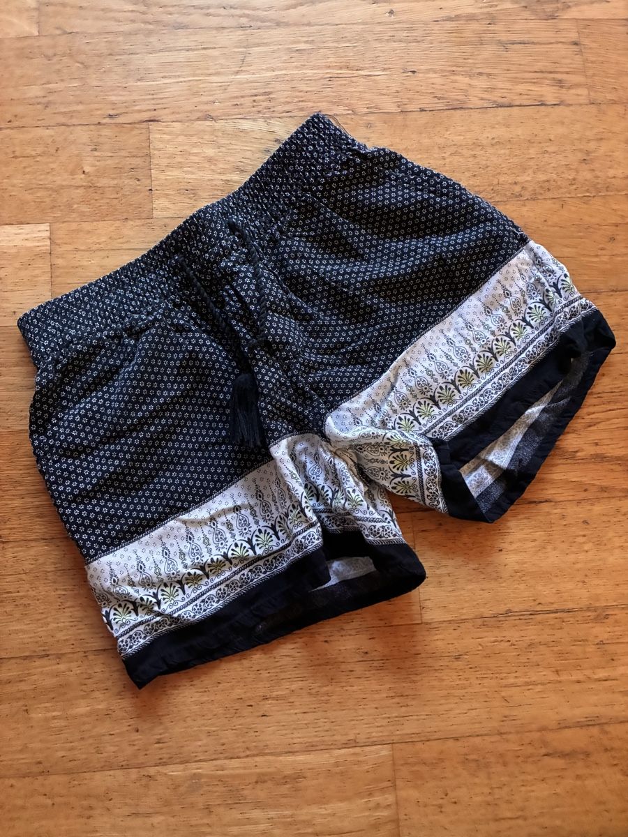 Pantaloni: Luftig leichte Shorts Gr. 122 – Usato da richterswil venduto da lunamarie001