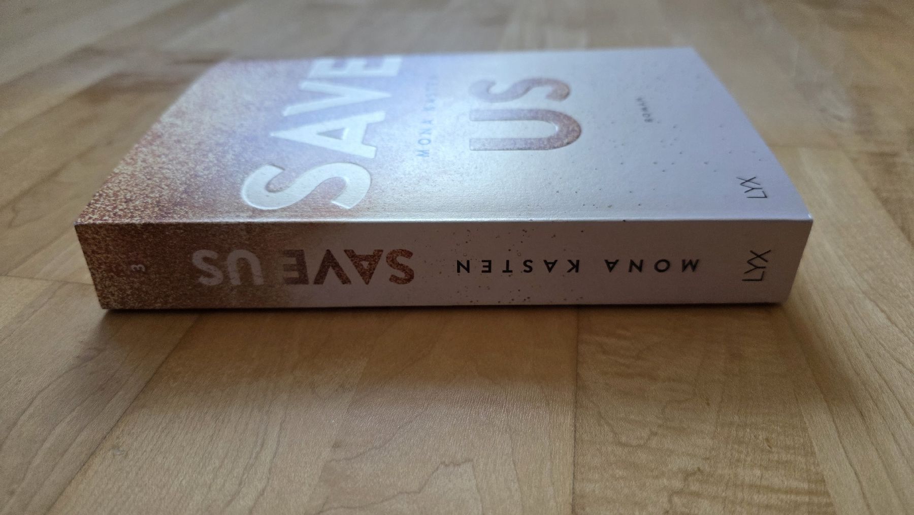 Libri: Save Us von Mona Kasten – Nuovo (secondo la descrizione) da Niederbüren venduto da isa_s9jx 2