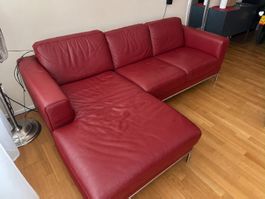 Rotes Leder-Ecksofa mit Longchair rechts
