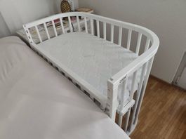 Gut erhaltenes Beistellbett mit neuer Matratze