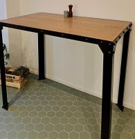 Hoher Tisch mit schwarzen Metallbeinen und Holzplatte