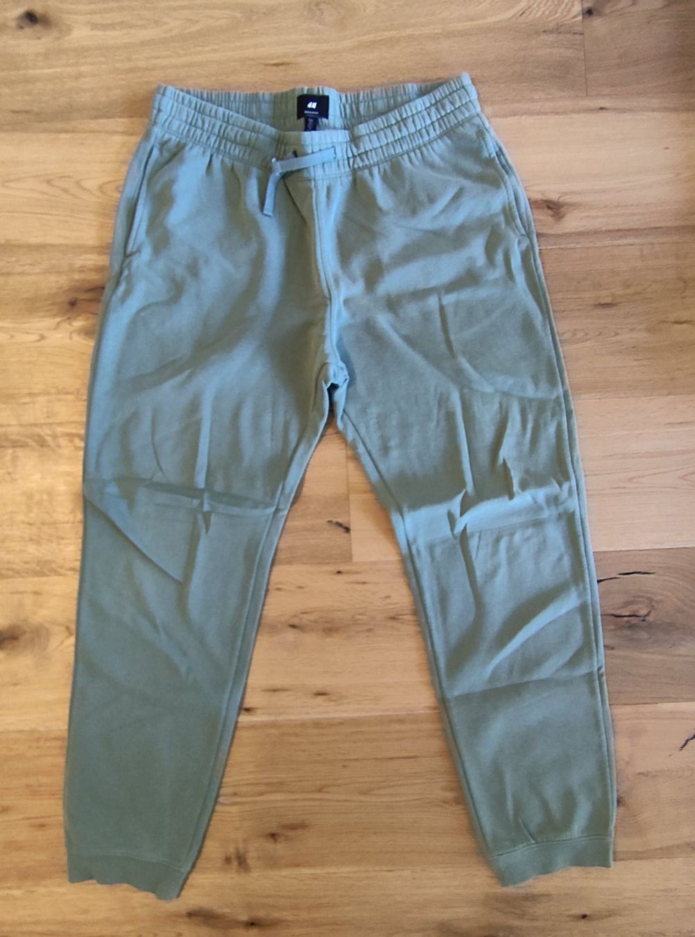 H&M Hosen: H&M Trainerhose Lgrün – Gebraucht aus Interlaken von dmncmg
