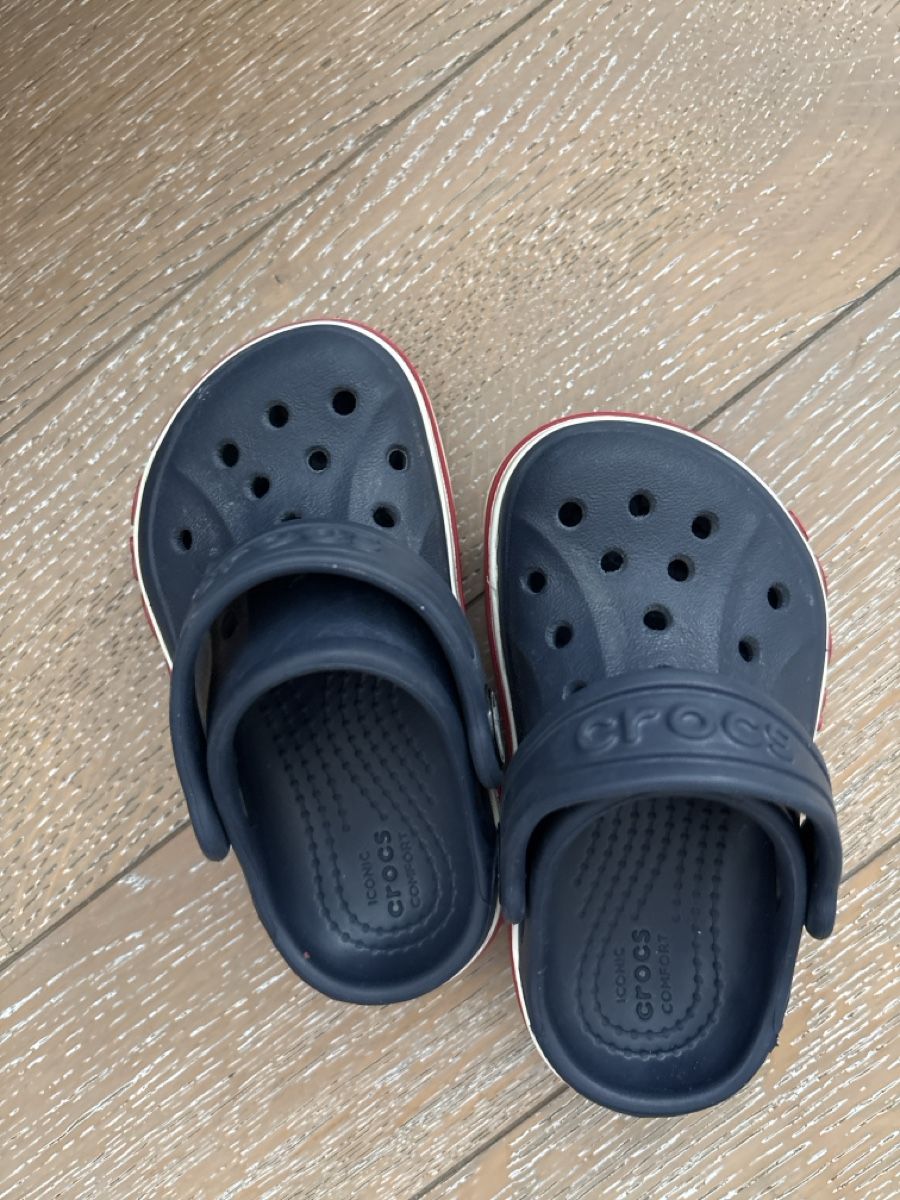 Crocs Schuhe für Jungen: Crocs Clogs, Navy & Red Trim, 20 – Gebraucht aus Zürich von muz_5h6k