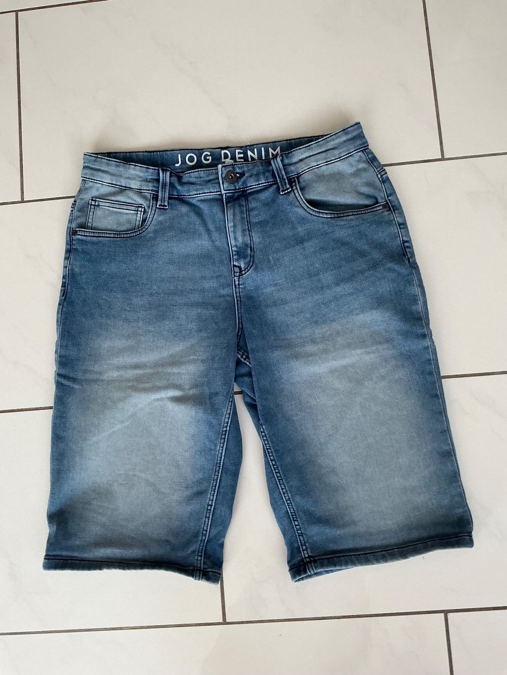 C&A Pantaloni: Weiche Jeans Bermudas Gr.182 C&A – Usato da Biel-Benken BL venduto da Sahra1