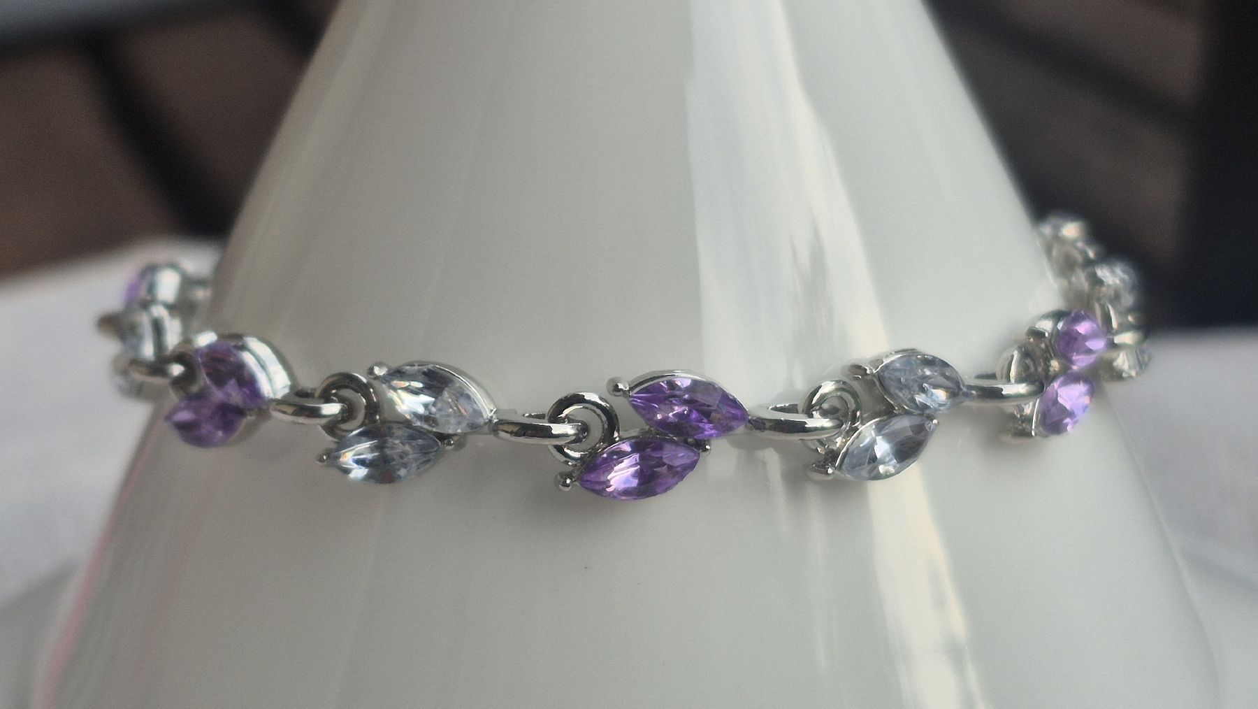 Armbänder & -reifen: Bracciale metallo argento con pietre viola e bianche – Neu (gemäss Beschreibung) aus Giubiasco von Stefaniav
