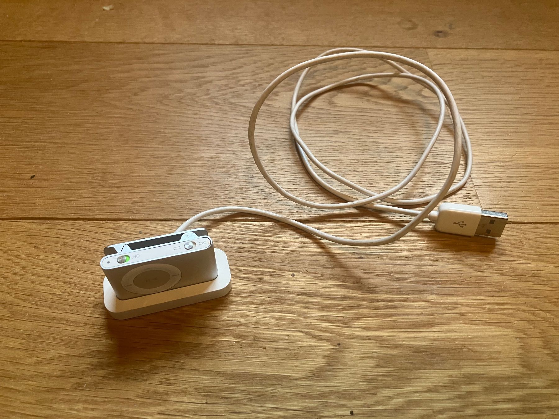 Apple Lettore multimediale portatile: Apple iPod Shuffle silber mit Dockingstation 1GB – Usato da Bösingen venduto da Taeke 1