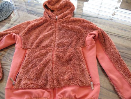 Kuschelige Fleecejacke mit Kapuze, Grösse 152, Top Zustand!