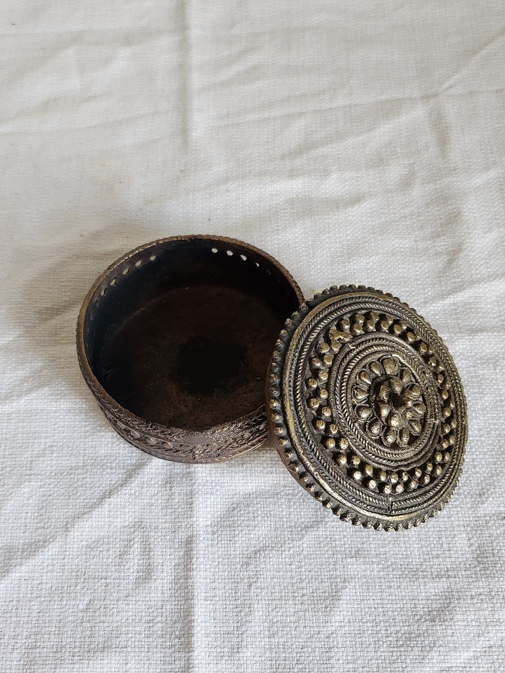 Alle Dekorationen: Vintage Räucherdose Metall orientalisch verziert rund – Gebraucht aus Zürich von BAENZERINO 1