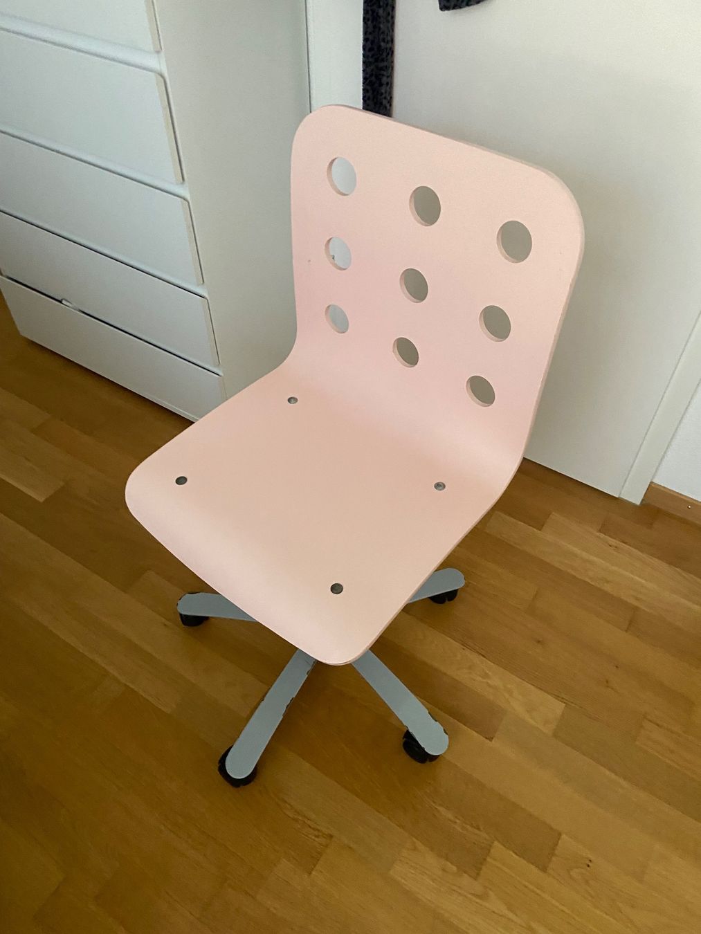 Ikea Sedie: Bürostuhl (rosa) mit Rollen – Usato da Winterthur venduto da _Amira_7