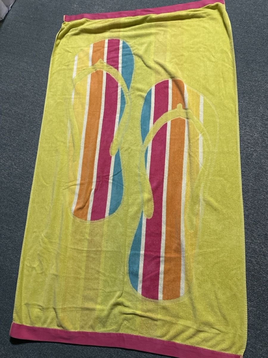 Badetücher: Badetuch  Flip Flops gelb  – Neu (gemäss Beschreibung) aus Baltschieder von YmroBe