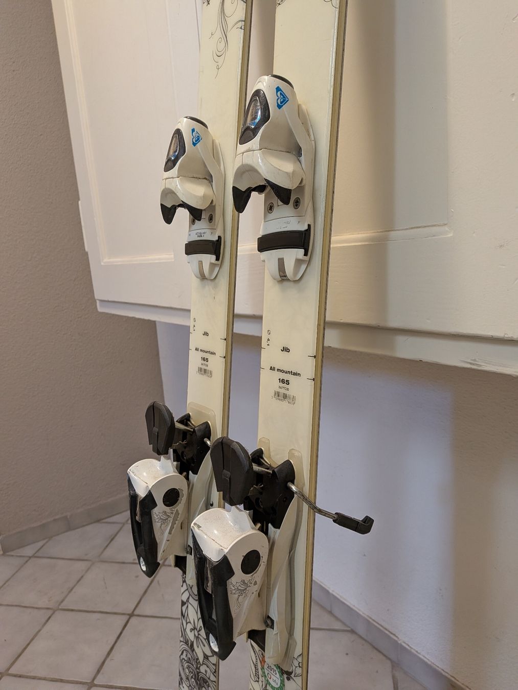 Roxy Sci: Roxy Freeride-Ski All Mountain 165 cm inkl. Bindung – Usato da Zürich venduto da linda1449. 3