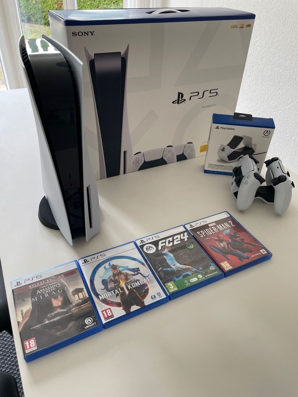 Sony Consoles: PS5 CFI-1216A Disc, 2 Controls, 4 games, Twin Charging Stat. – D'occasion à Richterswil par Luciano.P. 1
