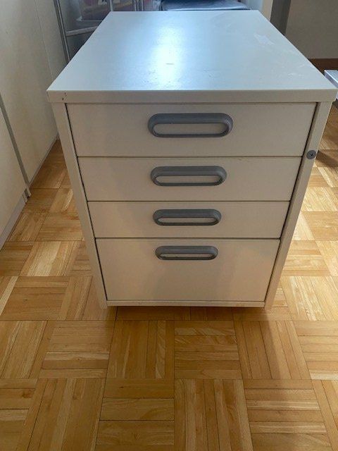 Ikea Scrivanie: Schreibtisch mit Korpus – Usato da Balzers venduto da mandro 1