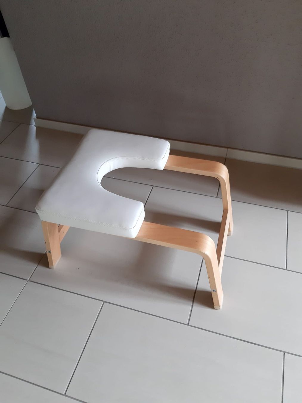 Hocker: Kopfstandhocker Yoga "feetup" weiss – Gebraucht aus Sarnen von Obwaldnerfrau 1
