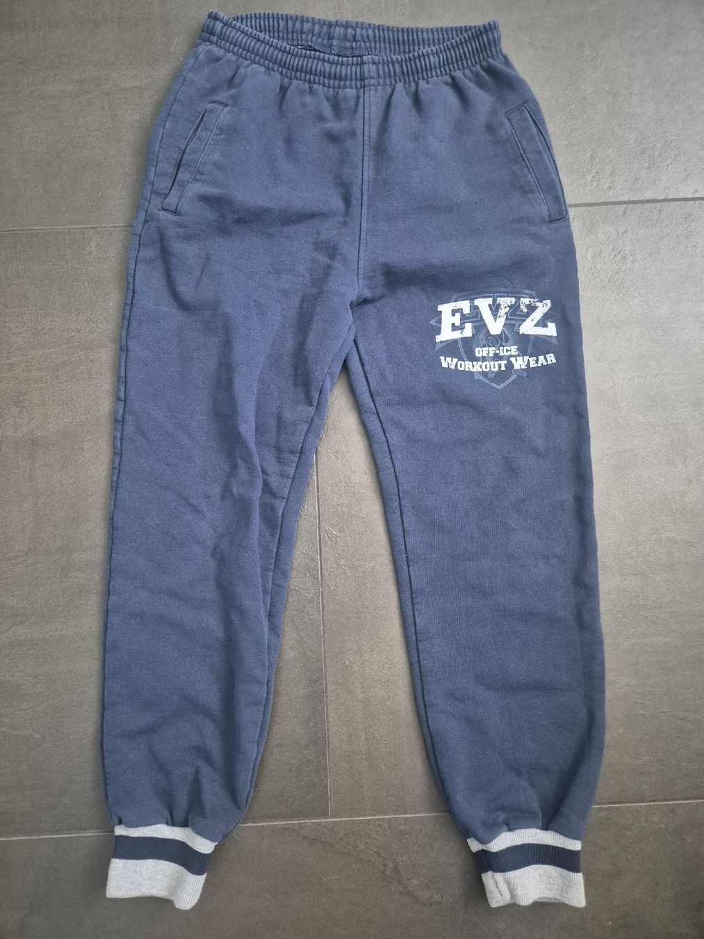 Hosen: Jogginghose Trainerhose EVZ Gr 164 dunkelblau  – Gebraucht aus Unterägeri von Idecurtins