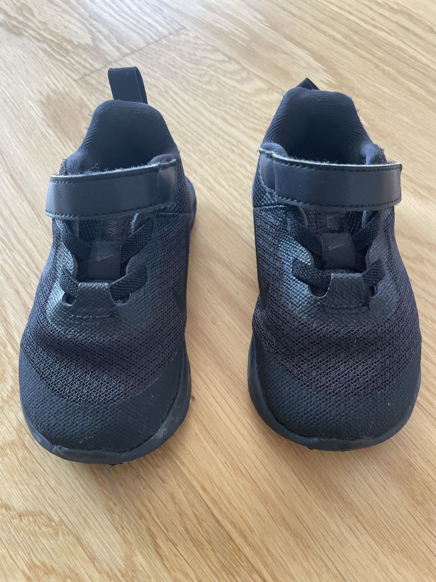 Nike Scarpe per ragazzi: Nike Revolution Black 21 – Usato da Zollikon venduto da JuRock 2