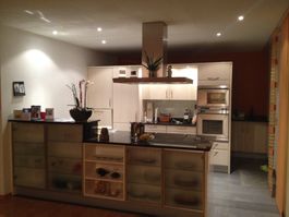 Moderne Inselkueche mit Steinarbeitsplatte zu verkaufen