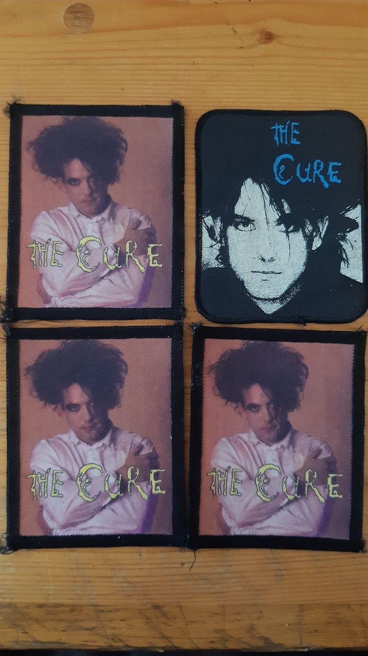 Toppe: 4 Flicken The Cure mit Robert Smith  – Nuovo (secondo la descrizione) da Oey venduto da Parkplatzbrocki