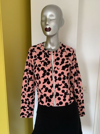 AKRIS: OVP - Rosa Cardigan mit schwarzen Punkten, 42, NP 695