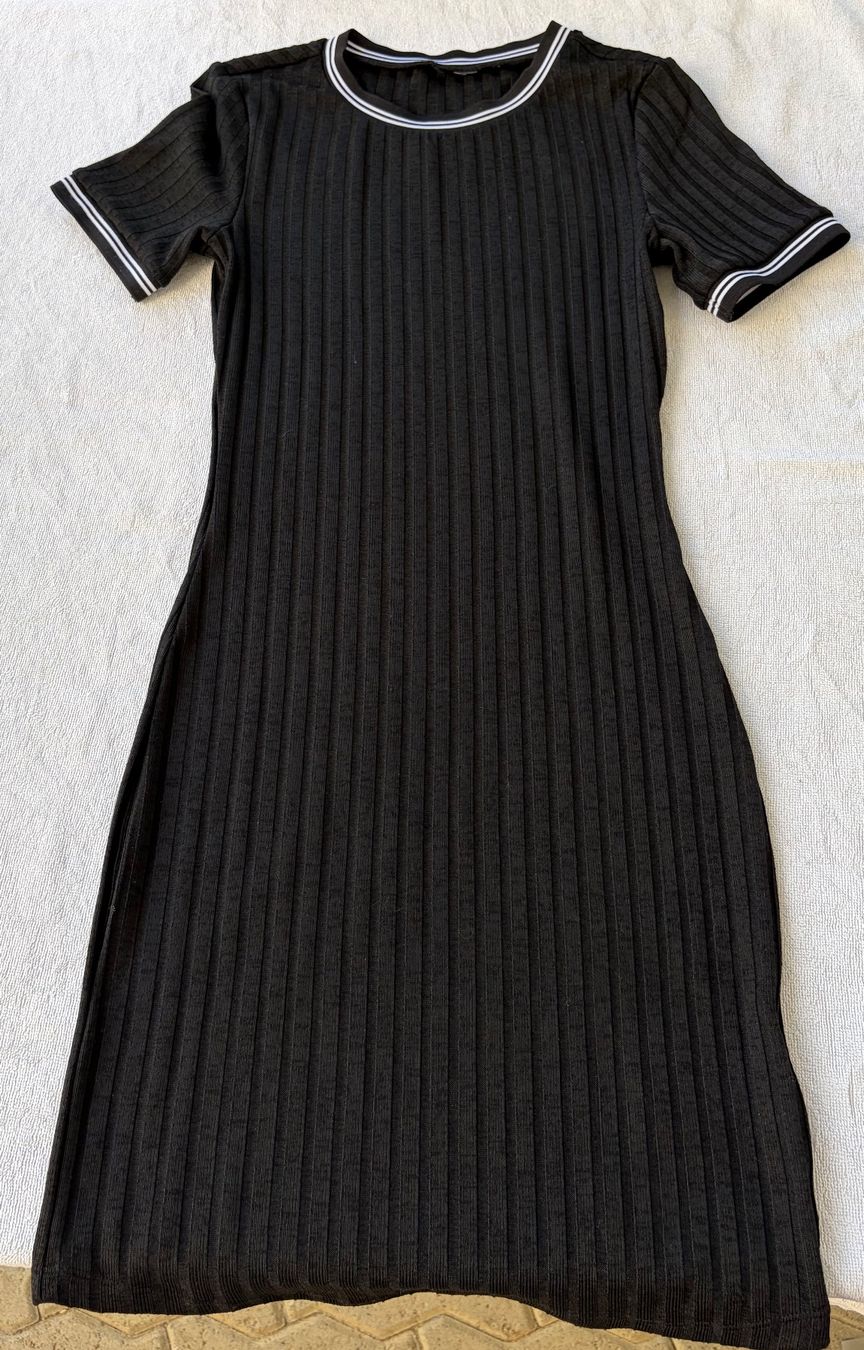 Vestiti: Strickkleid schwarz figurbetont Gr 36/38 – Usato da Hallwil venduto da maxima2006