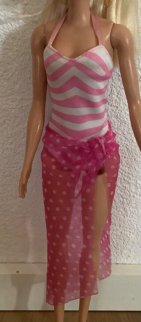 Giocattoli: 3 Barbies mit Kleidern und Zubehör – Usato da Hohentannen venduto da Grimblegromble 3