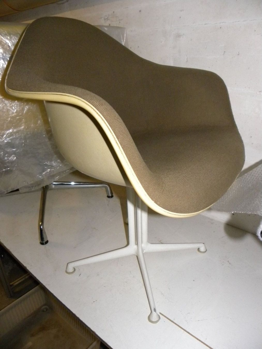Stühle: EAMES VITRA FIBERGLAS ARMCHAIR – Gebraucht aus Küsnacht ZH von walterzingo 2