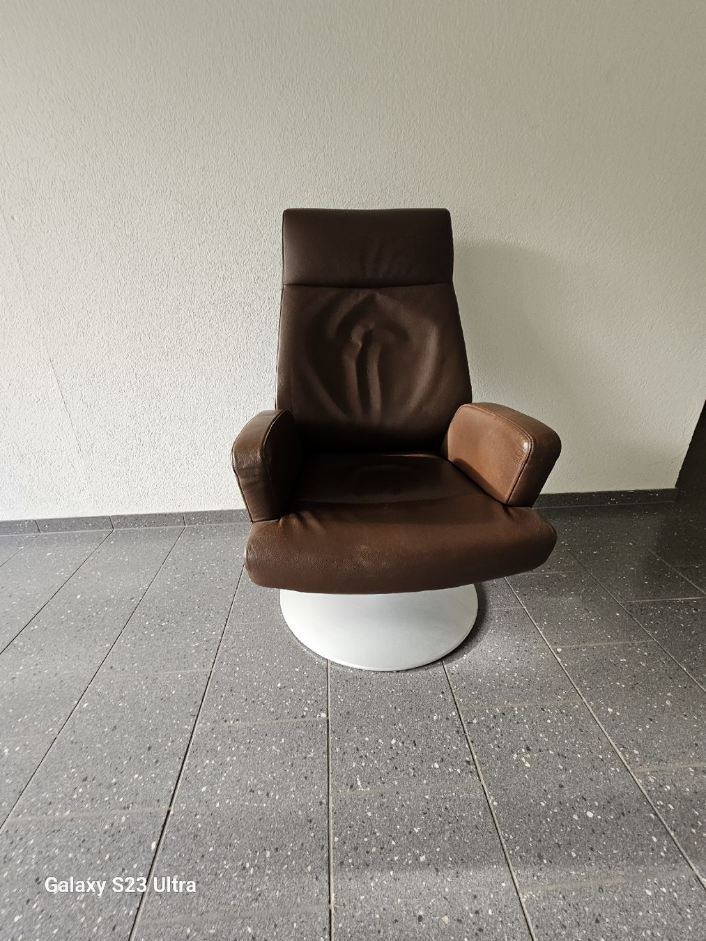 Poltrone: Brauner Leder Sessel mit Drehfuss – Usato da Zürich venduto da Troval84