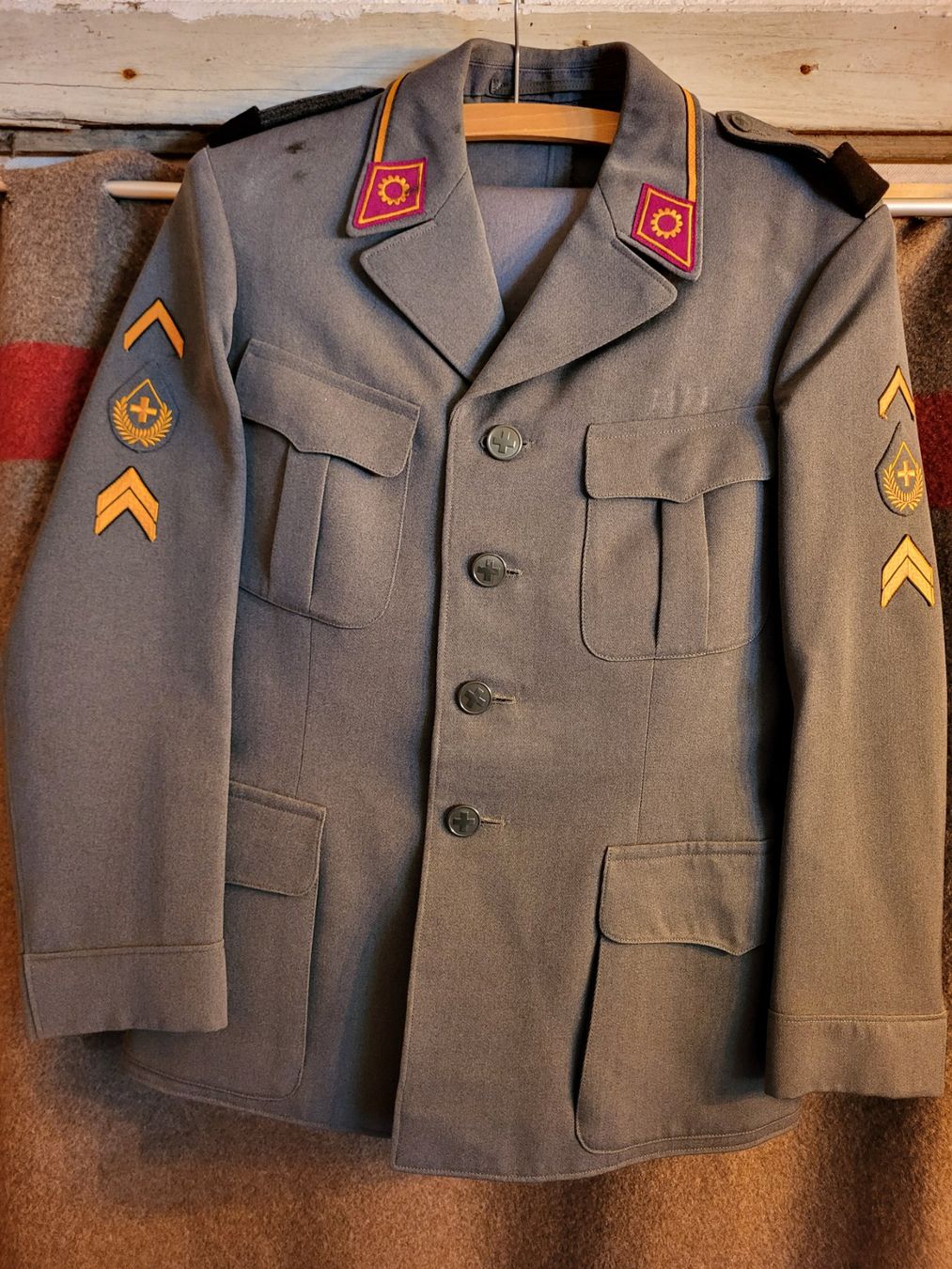 Schweizer Armee Uniformi: Schweizer Armee Uniform – Usato da Egliswil venduto da rom_gd6f