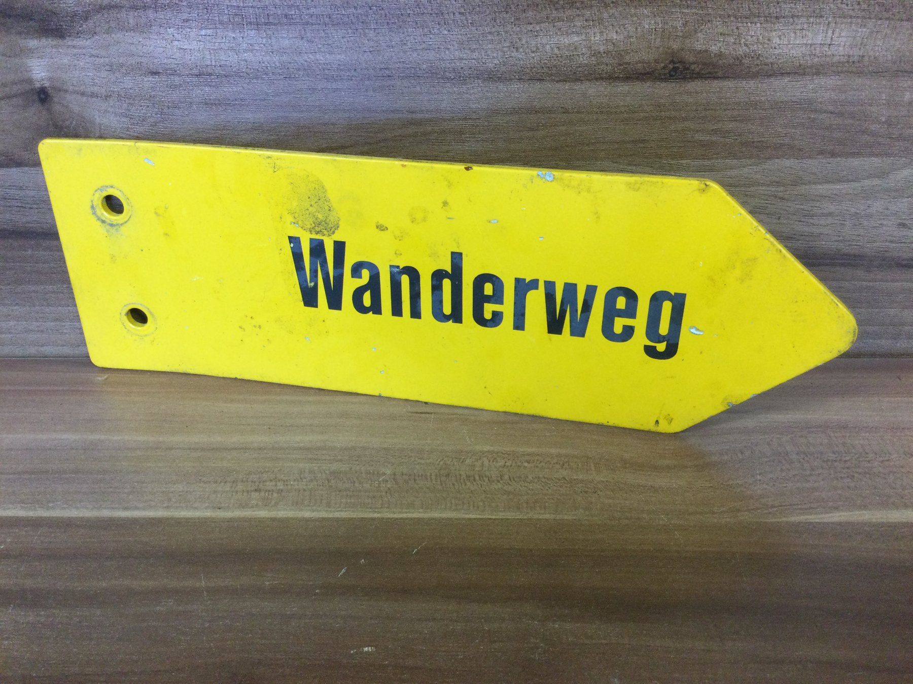Insegne: Gebrauchtes Verbogenes Wanderweg Wegweiser Schild – Usato da Wangen SZ venduto da kuriosum12