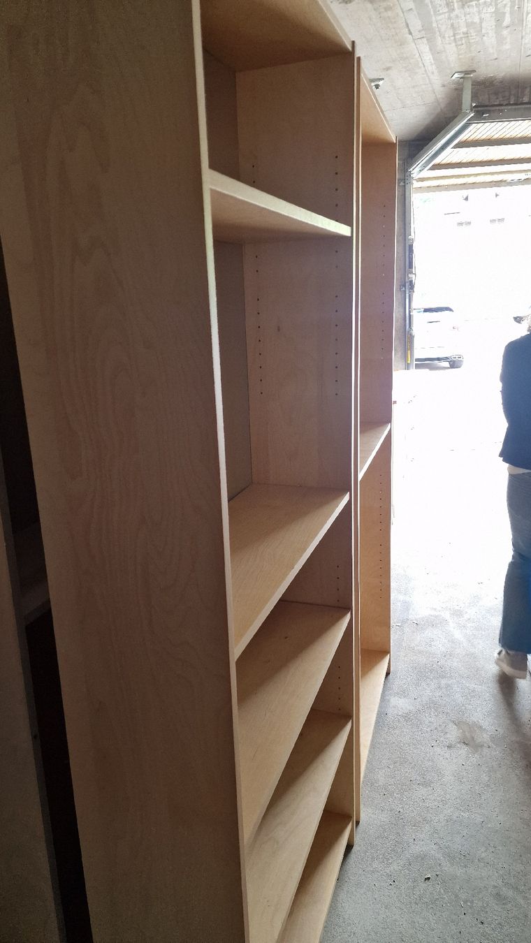 Regale: Grosses Holz-Bücherregal, hell, Top Zustand, – Gebraucht aus Herisau von Antiques.AR 1