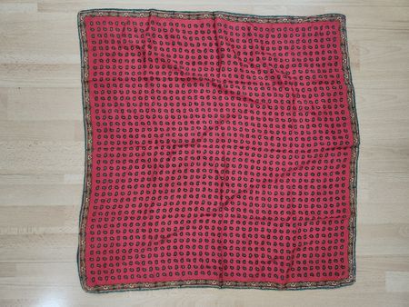 Foulard carré  soie rouge motif cachemire 