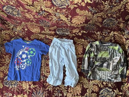 Kinderkleider Gr. 98 (3 Jahre)/Lot d'habits taille 98 (3ans)