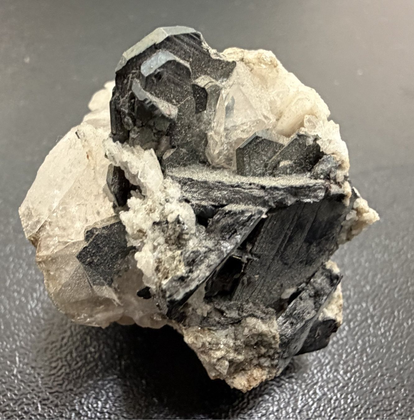 Minerali & Pietre curative: Quarz mit Cassiterit, Namibia (4.15) – Nuovo (secondo la descrizione) da Muri b. Bern venduto da Gemmes