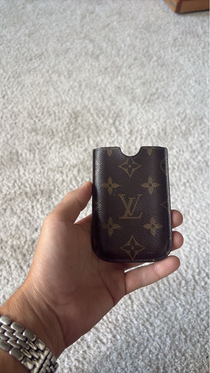 Louis Vuitton Cover & Protezioni schermo: Louis Vuitton Monogram iPhone Case - Stylish Protection – Usato da Wil SG venduto da Carioca84
