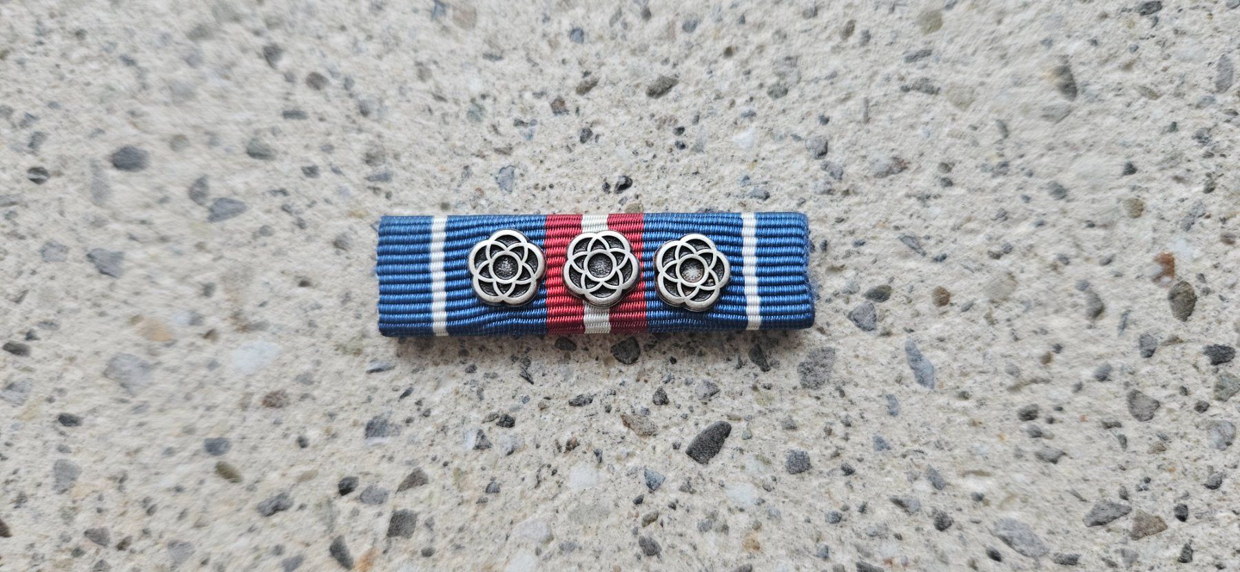 Schweizer Armee Placchette & Badge: *** Diensttage Ribbon 3 x Silber Rosette *** – Nuovo e nell'imballaggio originale da Riedholz venduto da fr_sIruP