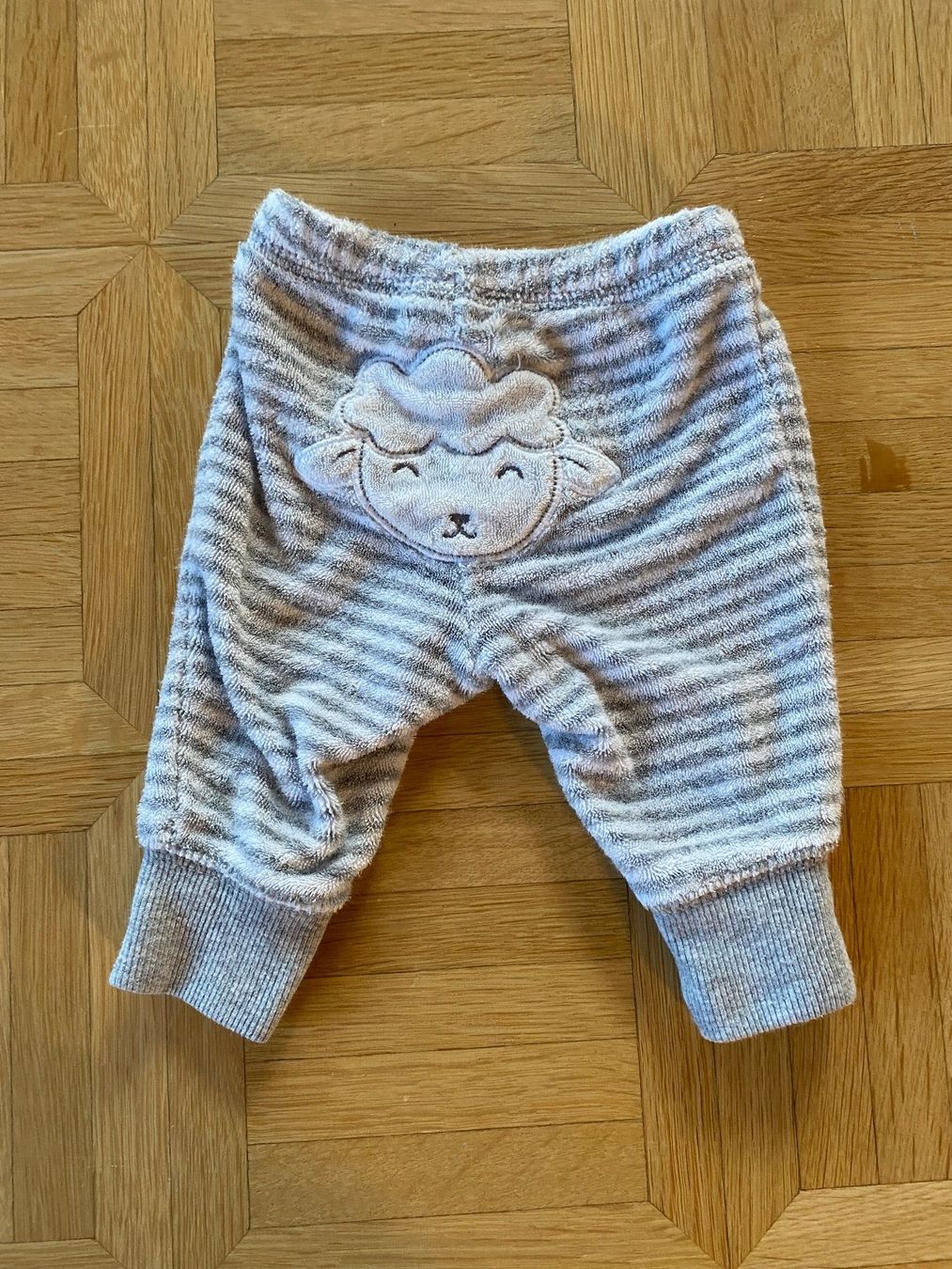 Hosen: NEWBORN Hose mit Schaf Gr. 50 / 56 – Gebraucht aus Vilters von Zwaergli13