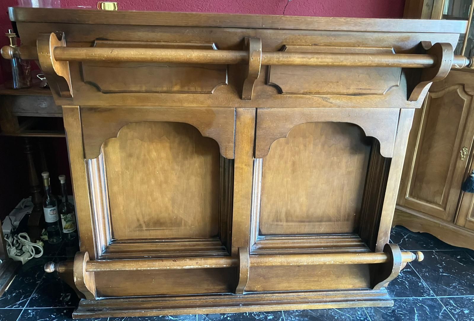 Allestimento di negozi e stand fieristici: Schöne Holzbar mit 5 Barhocker – Usato da Steffisburg venduto da Netteli 5