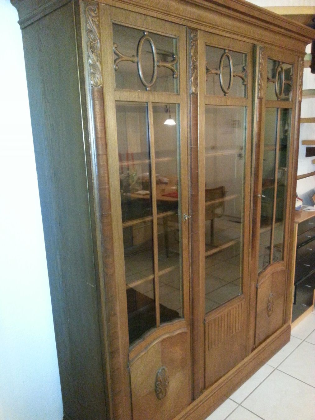 Vitrines: Elegante Stilvitrine – D'occasion à Zürich par Jurgis 1