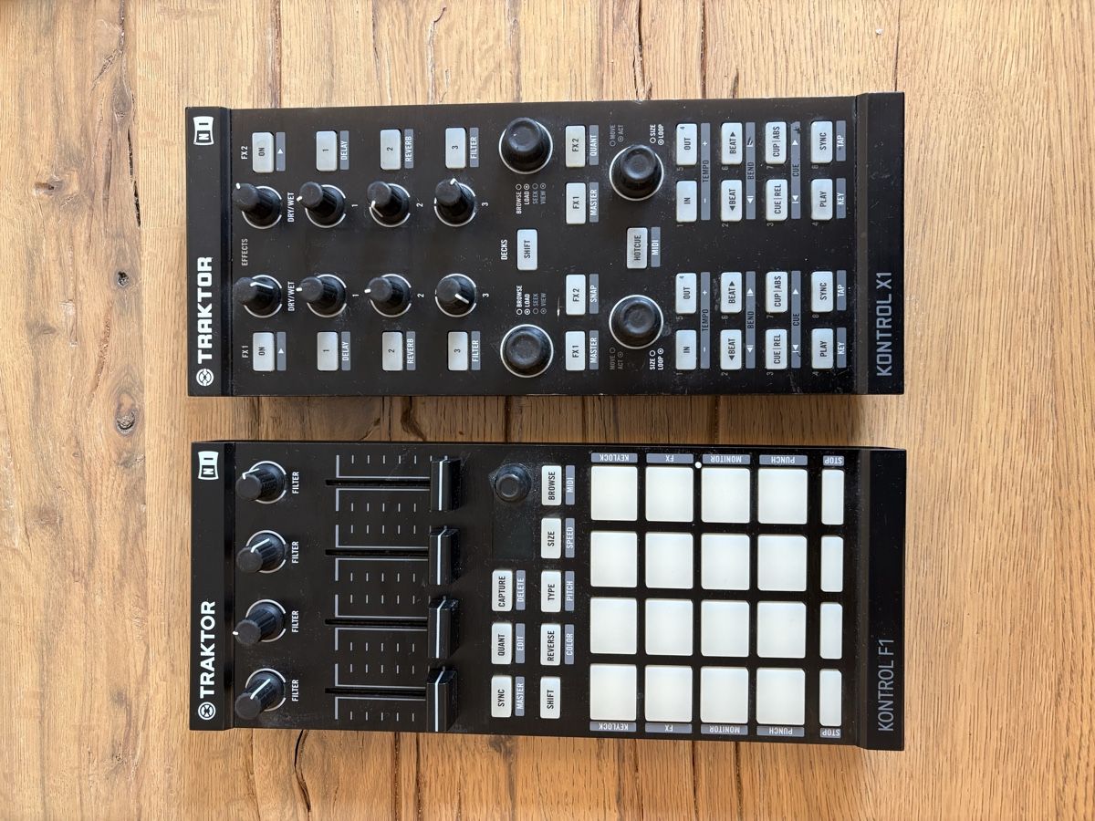 Native Instruments Console di mixaggio: Native Instruments Traktor Kontrol X1 und F1 – Usato da Uster venduto da lla_7tj9