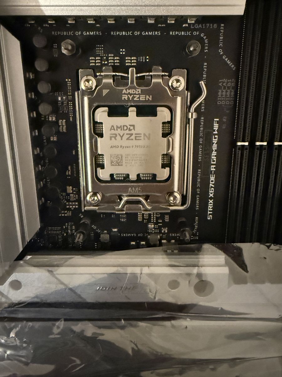 Componenti elettronici: ASUS ROG Strix X670E-A Gaming WiFi + Ryzen 9 7950X3D – Nuovo (secondo la descrizione) da Riehen venduto da k3mdo 4