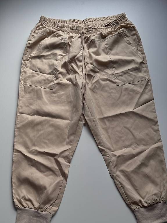 Pantalons: HOSE BEIGE – D'occasion à Basel par rah_c68w 1